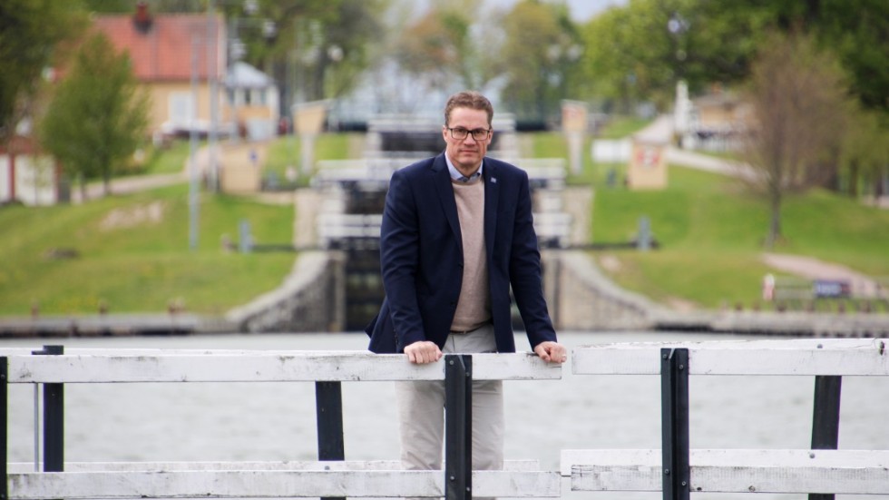 Roger Altsäter vid en av de sju slussarna i slusstrappan i Berg norr om Linköping, kanalens mest besökta plats.