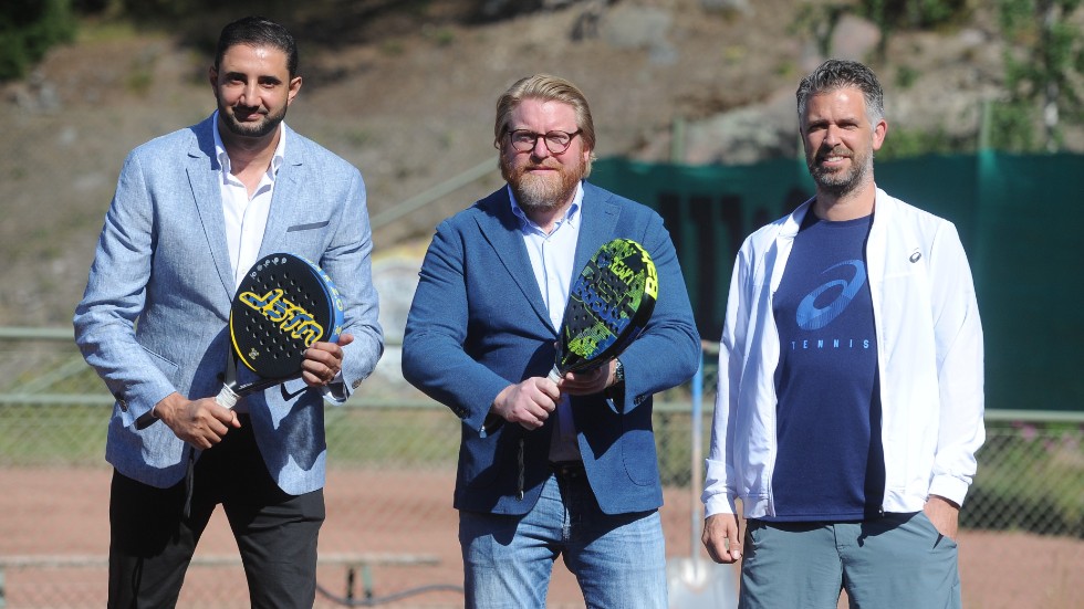 Det var då. Toppolitikern Ahmad Eid (M) tillsammans med dårvarande ordförande i Nyköpings tennisklubb Jonas Ekengren och Anders Larnholt skulle bygga padelhall. Eid och hans kompanjoner betalade drygt en miljon i förskott till tennisklubben.