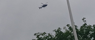 Helikopter patrullerar i luften