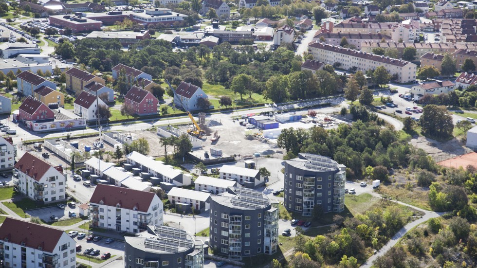 Gotland har haft ett underskott av bostäder i flera år. Det behövs 261 bostäder per år de kommande tio åren för att få bostadsmarknaden i balans. På norr i Visby har flera kvarter färdigställts de senaste åren.
