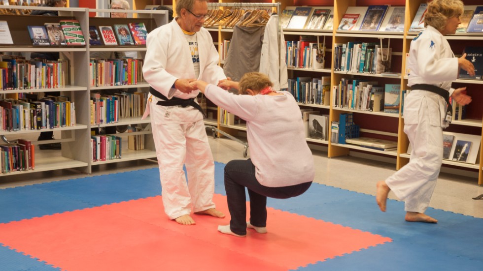 Krister Lundström från Oxelösunds judoklubb är tränare för en grupp pensionärer som lär sig falla rätt. Nu har han prisats av Region Sörmland.