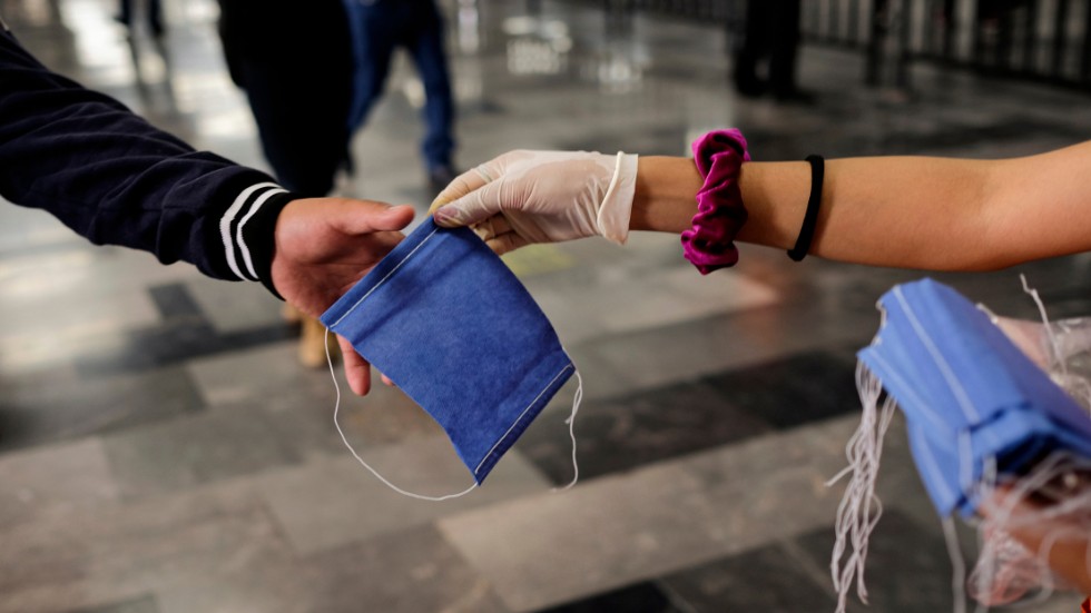 Ansiktsmasker delas ut till resenärer i Mexico Citys kollektivtrafik.