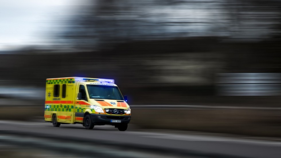 Flickorna fördes med ambulans till US i Linköping.