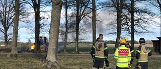 Polis sköt prick på oljefat när uthus brann