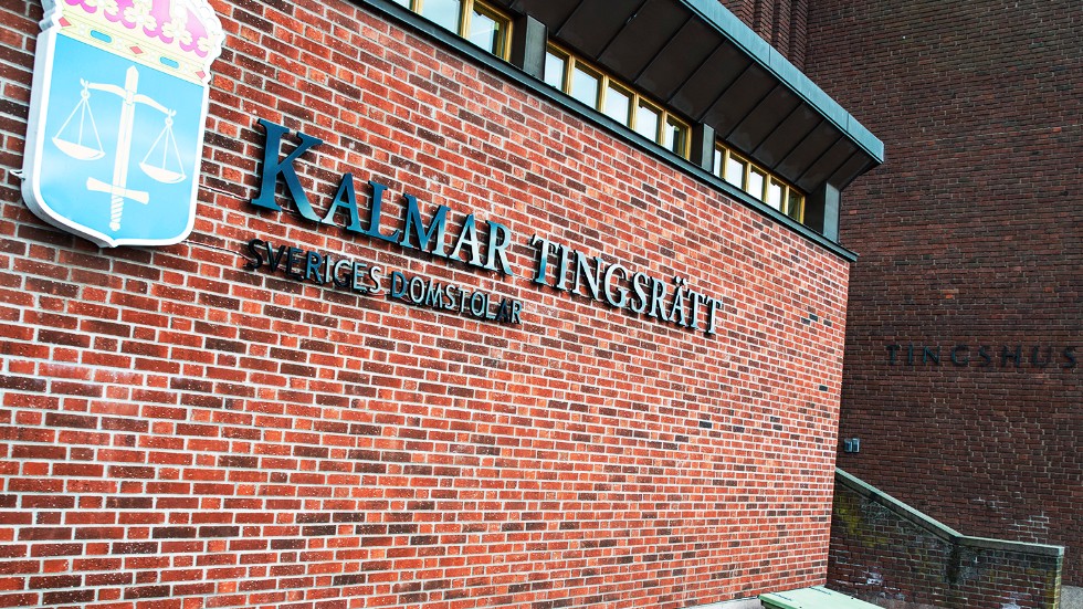 Tingsrätten friar en man i 30-årsåldern för misstankar om våldtäkt. Det går helt enkelt inte att bevisa att han ska ha varit medveten om att kvinnan sov vid tillfället. Samtidigt döms han till fängelse för att ha slagit sönder sin sambos telefon när hon försökte ringa polisen.