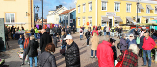 Solig marknadsdag på Stora torget