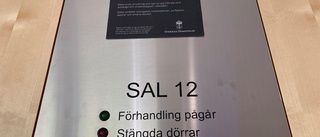 Spottade på offrets väninna under mordrättegången