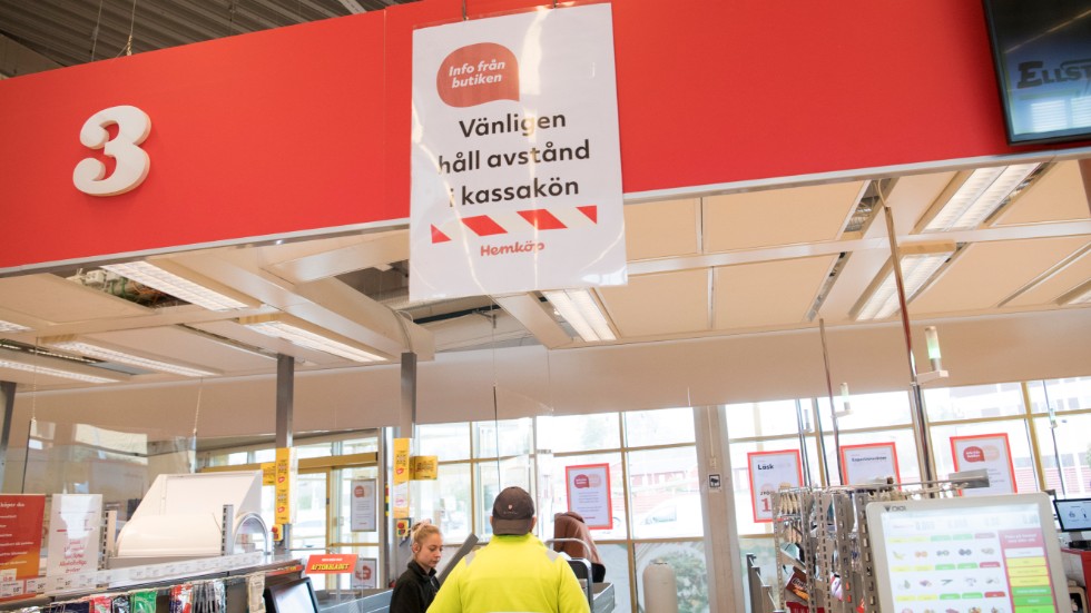 En plexiglasskiva i kassan skyddar både personal och kunder i butiken.