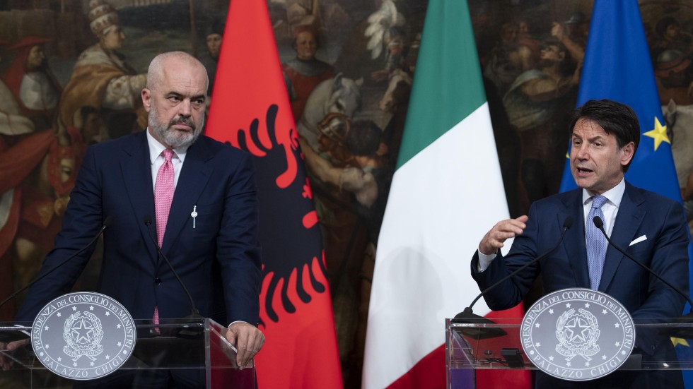 Italiens premiärminister Guiseppe Conte, till höger, och Albaniens premiärminister Edi Rama efter ett möte i Rom i höstas.