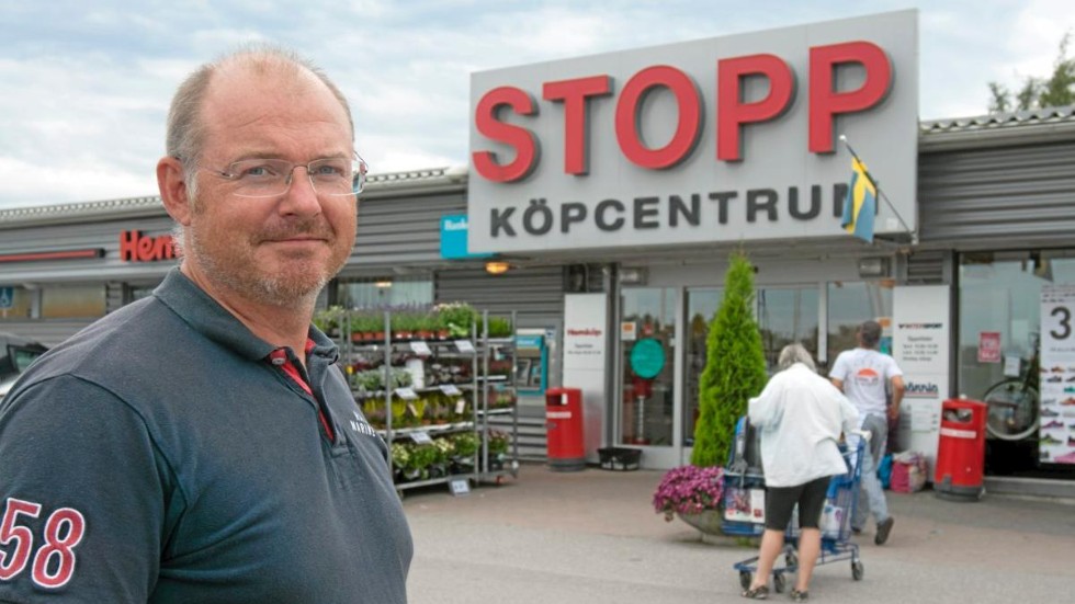 Johan Dengg äger Stoppgallerian i Gnesta, och vill bygga en padelhall på gräsytan intill.