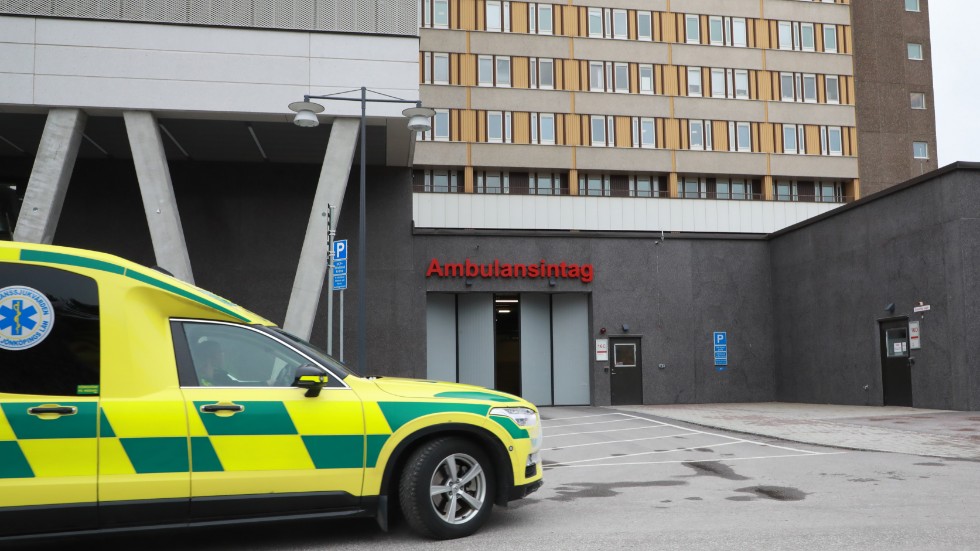 Två tonåringar fördes till Universitetssjukhuset i Linköping efter trafikolyckan. En tredje person fick lindriga skador och kördes till Lasarettet i Motala. 