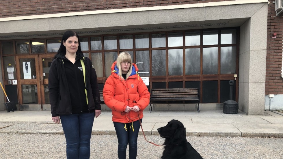 Ann Lidström och Pauline Asplund från Piteåsektionen av Svenska spaniel- och retriverklubben hoppas att insamlingen kan rädda deras klubblokal. Paulines blandrashund Akke gillar att träna viltspår, nosework agility och rallylydnad.