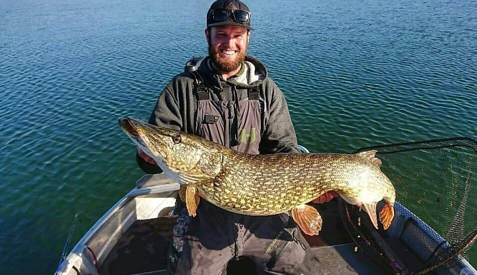 Sebastian Rylander från Motala med sin storfångst, en gädda på 16 kg.