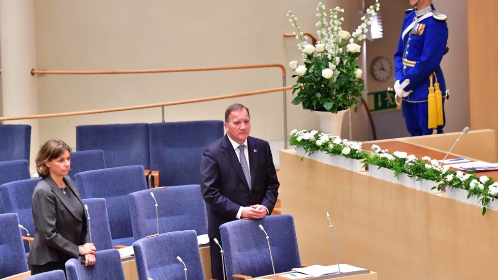Vice statsminister Isabella Lövin (MP) och statsminister Stefan Löfven (S) under minnesceremonin i riksdagen för coronapandemins offer.