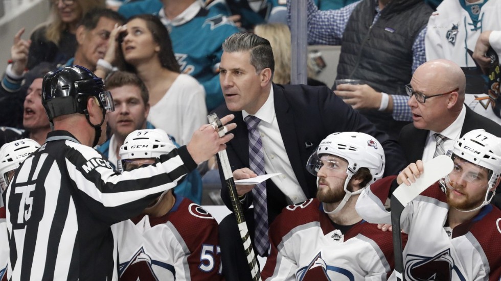 Coloradotränaren Jared Bednar, i mitten, och några av hans spelare, lyssnar till domaren under en match mot San Jose i fjol.