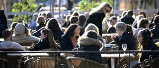 Sitter tätt på uteservering   