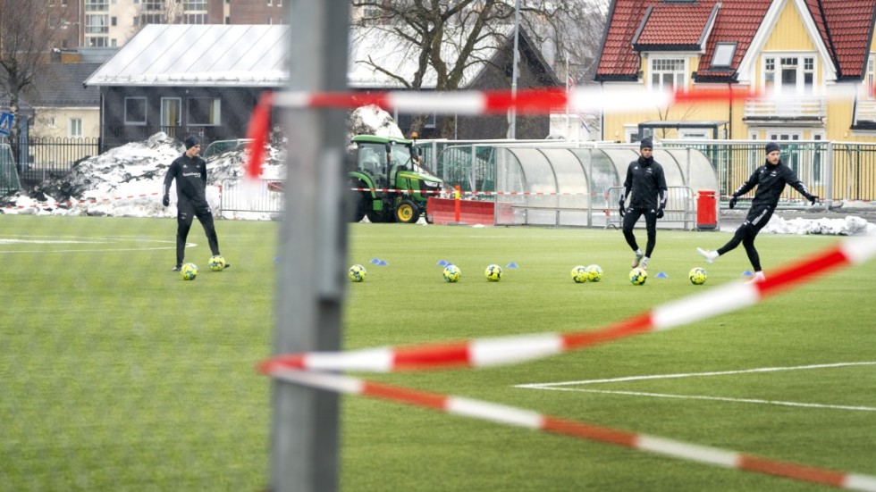 Små grupper av Rosenborgsspelare under träning i Trondheim för en tid sedan. Nu larmar norska fotbollförbundet om läget och begär krisstöd hos regeringen. Arkivbild.