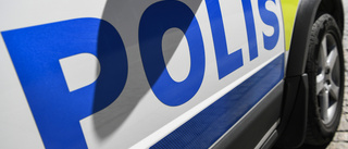 Försökte smita från polisen på moped