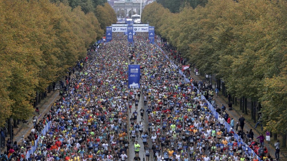 Starten av Berlin Marathon i fjol. Årets lopp flyttas från den 27 september.