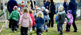 Barn gick baklänges för att påminna om säkerhet i bil