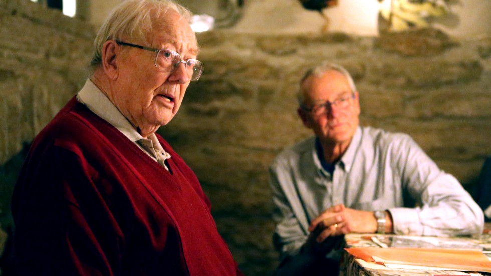 Georg Brännland, numera pensionerad länsveterinär, har under många år stöttat Veterinärhistoriska museet med generösa bidrag. I bakgrunden Torkel Ekman, ordförande i museets stiftelse.