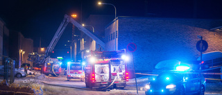 Stora skador efter brand i förrådshotell