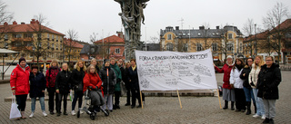 Många tände ljus på torget i protest