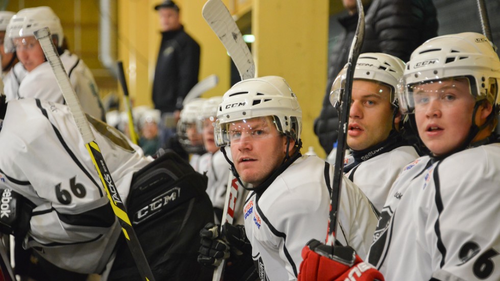 Viktor Westerlund (närmast till höger) prickade in ett hattrick från sin backposition när Arvidsjaur besegrade tabelltvåan Dragons borta med hela 6-0.