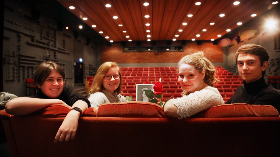 Elias Hallberg spelar Kenneth, Julia Berg sköter scen, Elin Andersson spelar Teds flickvän och Elis Nyström spelar Stickan Andersson. Medverkar gör också Vide Bergström och Ted spelas av Nils Jobs.