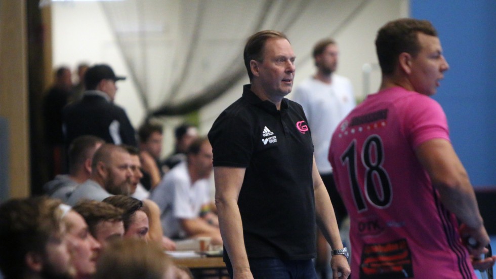 Peter Kokocha lämnar uppdraget som tränare för Lokomotiv Grillby. 