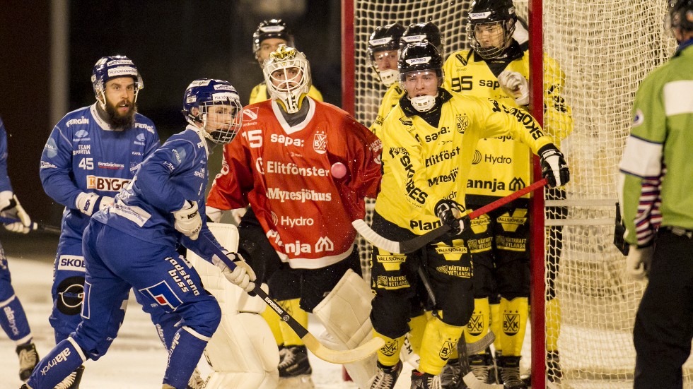 IFK Motalas Albin Rohlén och Jonas Enander pressar på framför Vetlandas målvakt David Borvall efter en hörnsituation. Det blev återigen en jämn och spännande match mellan IFK och VBK i elitserien. Det slutade med kryss efter VBK-kvittering på stopptid.