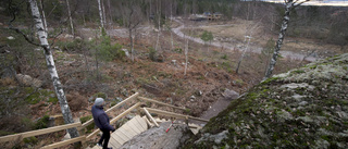 Promenad bland träd och hus vid Emils Backe