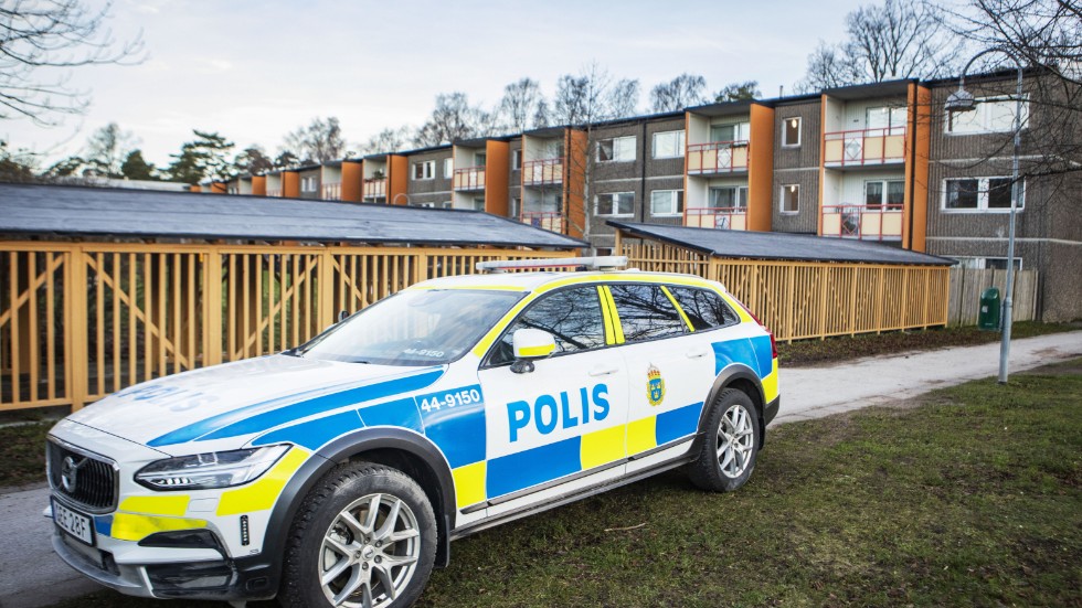 En av polisbilarna som stod utanför lägenheten i samband med att polisen var på plats och säkrade spår.