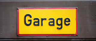 Rattfull bilist körde in i garagevägg