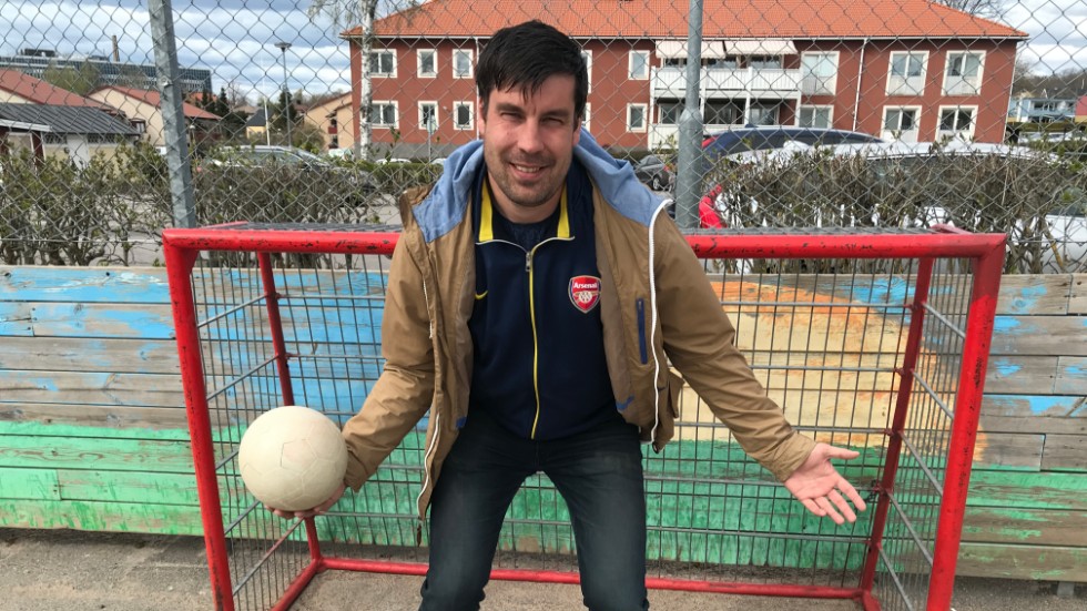 Fotboll på jobbet. Norra skolan har en egen fotbollsarena på skolgården och fritidspedagogen Rickard Göthberg har inga problem att ställa sig i mål när det behövs. En skola med idrottsprofil där bandyspelaren Eric Lisell är ett nyförvärv i personalstyrkan. "Vi börjar få bra lag", säger Göthberg om personalstaben.