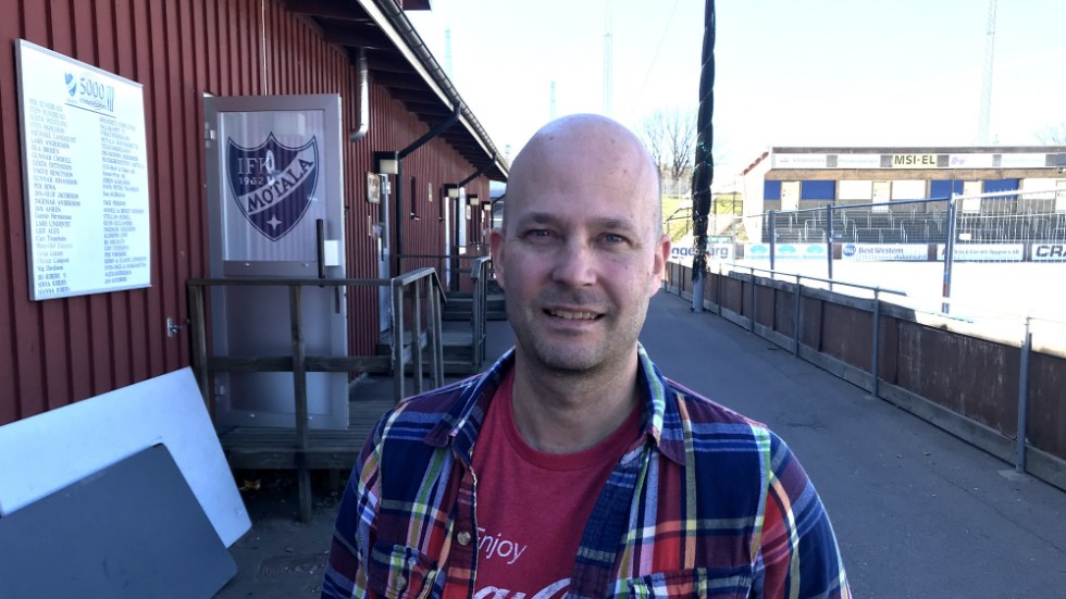 Mattias Sjöholm leder skutan även den fjärde elitseriesäsongen i rad, 2020/2021, med IFK Motalas bandylag. Planeringen inför hösten är fler träningar och färre matcher.