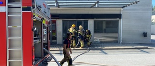 En person till sjukhus efter brand på industriområde