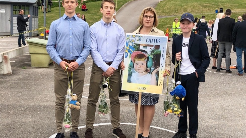 Gustav och Oscar Karlsson, tillsammans med Britt-Marie Adolfsson och Staffan Olsson, väntar på att studenten Ulrika ska springa ut. Resten av familjen får vänta en bit bort, bakom avspärrningsbanden. Max fyra personer från varje familj tillåts stå i varsitt inringat område ute på Platengymnasiets skolgård.