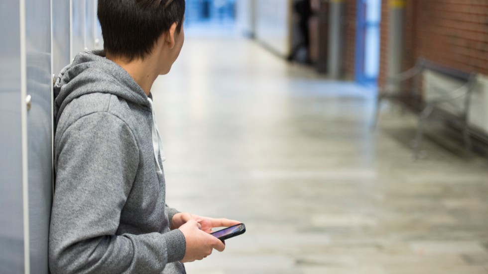 De folkvalda måste ta ansvar för att skolan är fri från droger, vapen, och våld, säger insändarskribenten. (Personen på bilden har inget samband med texten.)