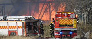 Stor lada i Bettna totalförstörd i brand