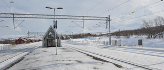 Traktor välte ned på tågspåret i Abisko