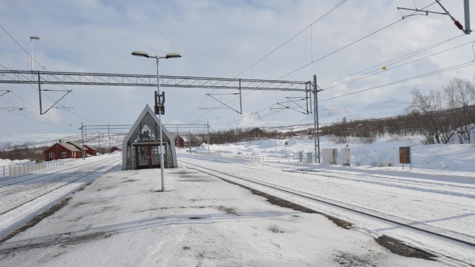 En traktor som skulle sanda perrongen på Abisko Östra gled ned och välte över tågspåret. 