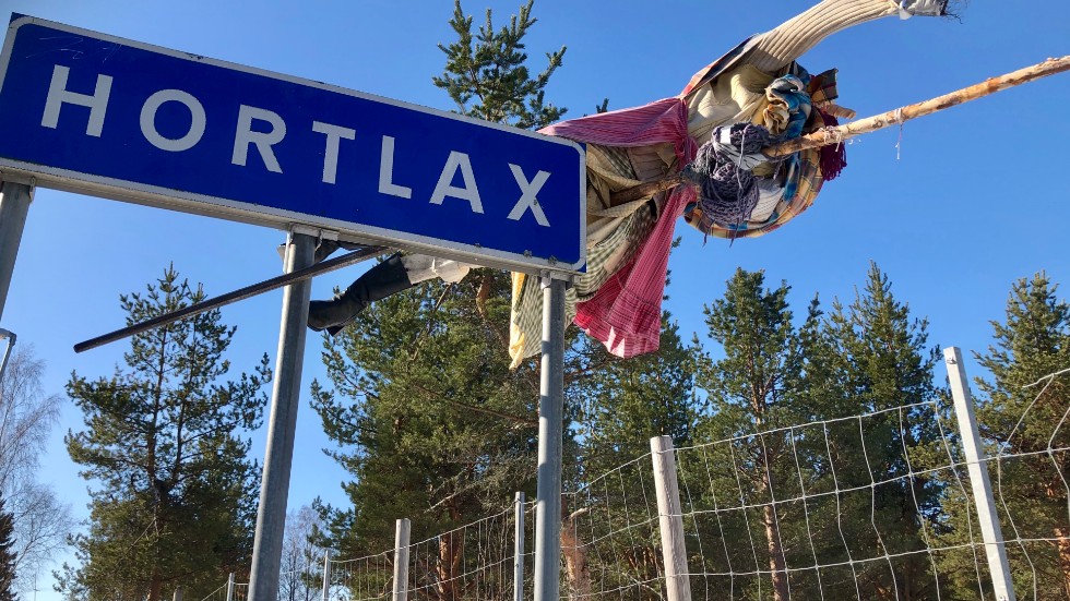 Här har påskkärringen, som i vanliga fall brukar sitta upp vid Max-rondellen, landat.