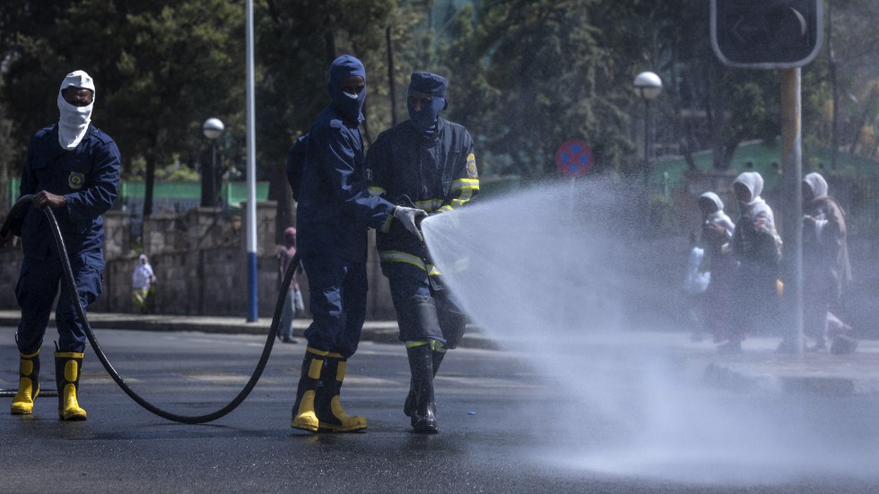 En gata i Addis Abeba i Etiopien saneras. En kvinna som kommit till Sydsudan från Etiopien har bekräftats sjuk i covid-19.