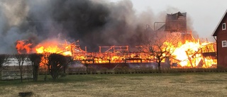 Kraftig brand förstörde två byggnader