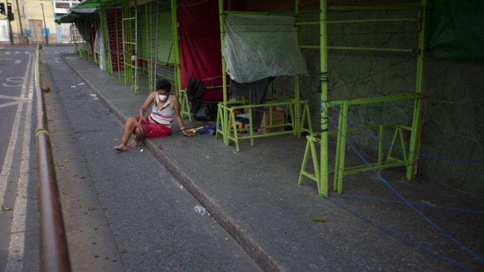 Ett av länderna med utegångsförbud är Guatemala. Här en hemlös person på en gata i huvudstaden Guatemala City som inte har någonstans att ta vägen. Arkivbild.