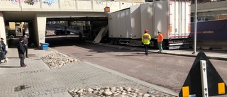 Lastbil kraschade in i viadukt