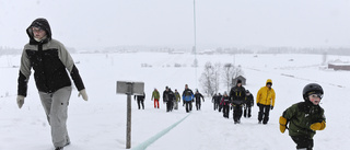 På språng i byns pulkbacke