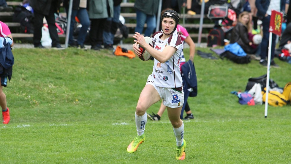 Enköpings rugbyklubb får del av det kommunala kompenstionsstödet. Här är det ERK dam, Paulina Toresäter, som agerar.