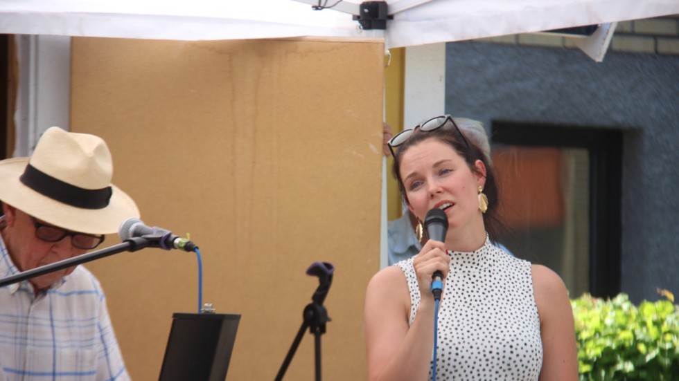 Sångerskan Josefine Wassler, som den 10 maj i år släppte singeln "Hjärtats slag". 